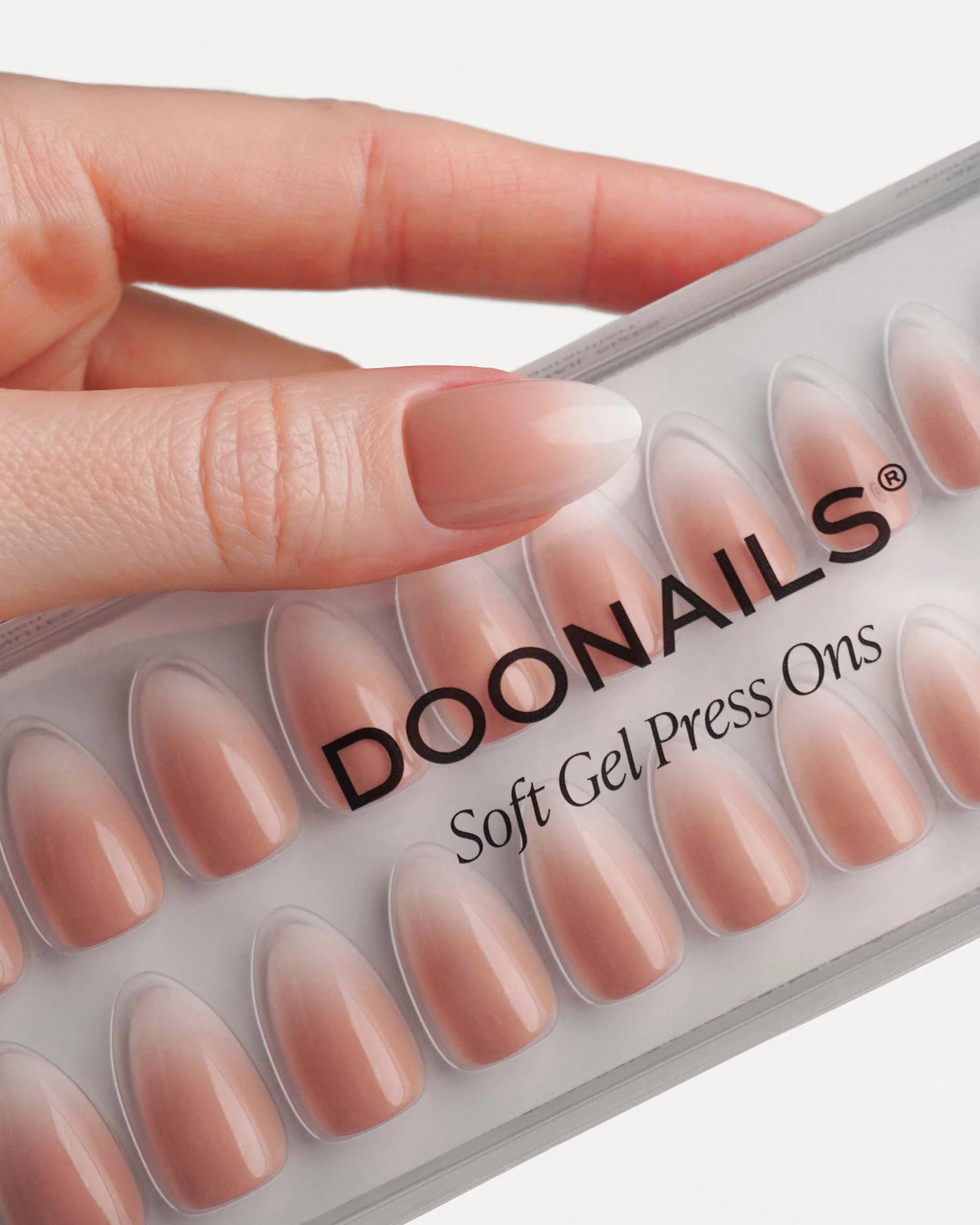 Babyboomer Corte Mandorla Press Ons in Soft Gel - Image 5