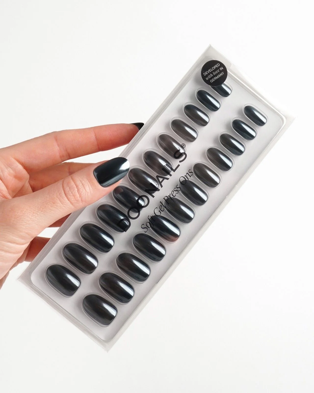 Black Pearl Medie Rotonde Press Ons in Soft Gel - Image 4
