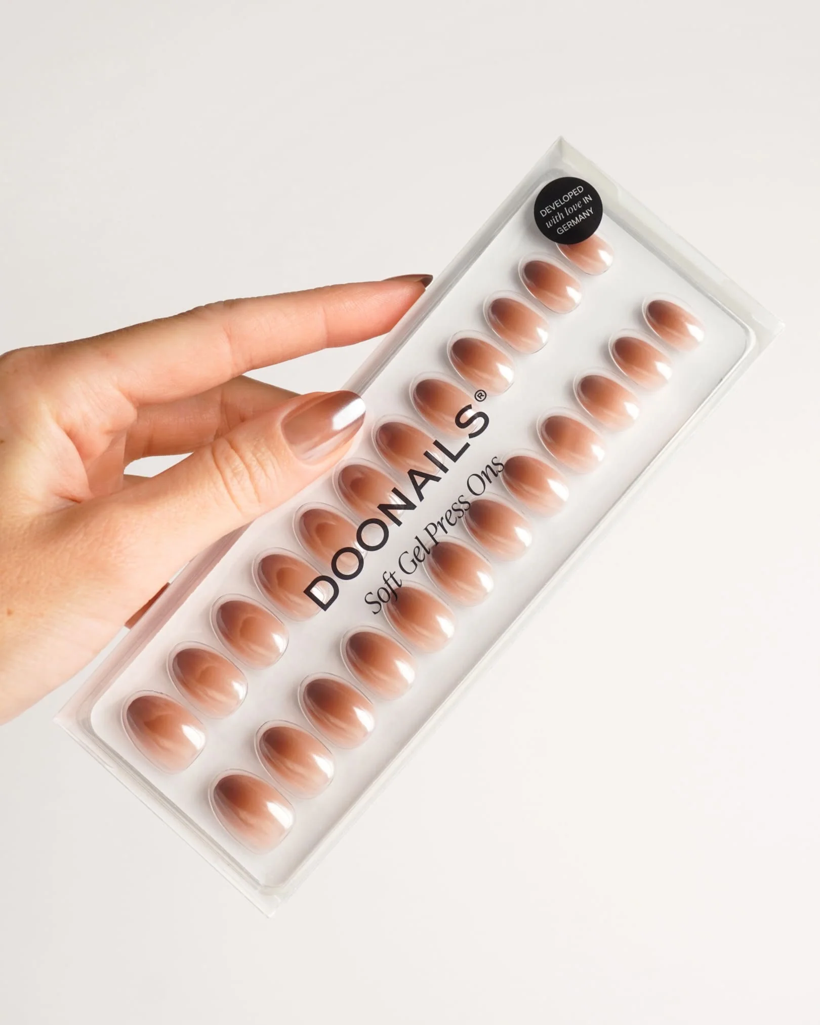 Brownie Corte Rotonde Press Ons in Soft Gel - Image 4