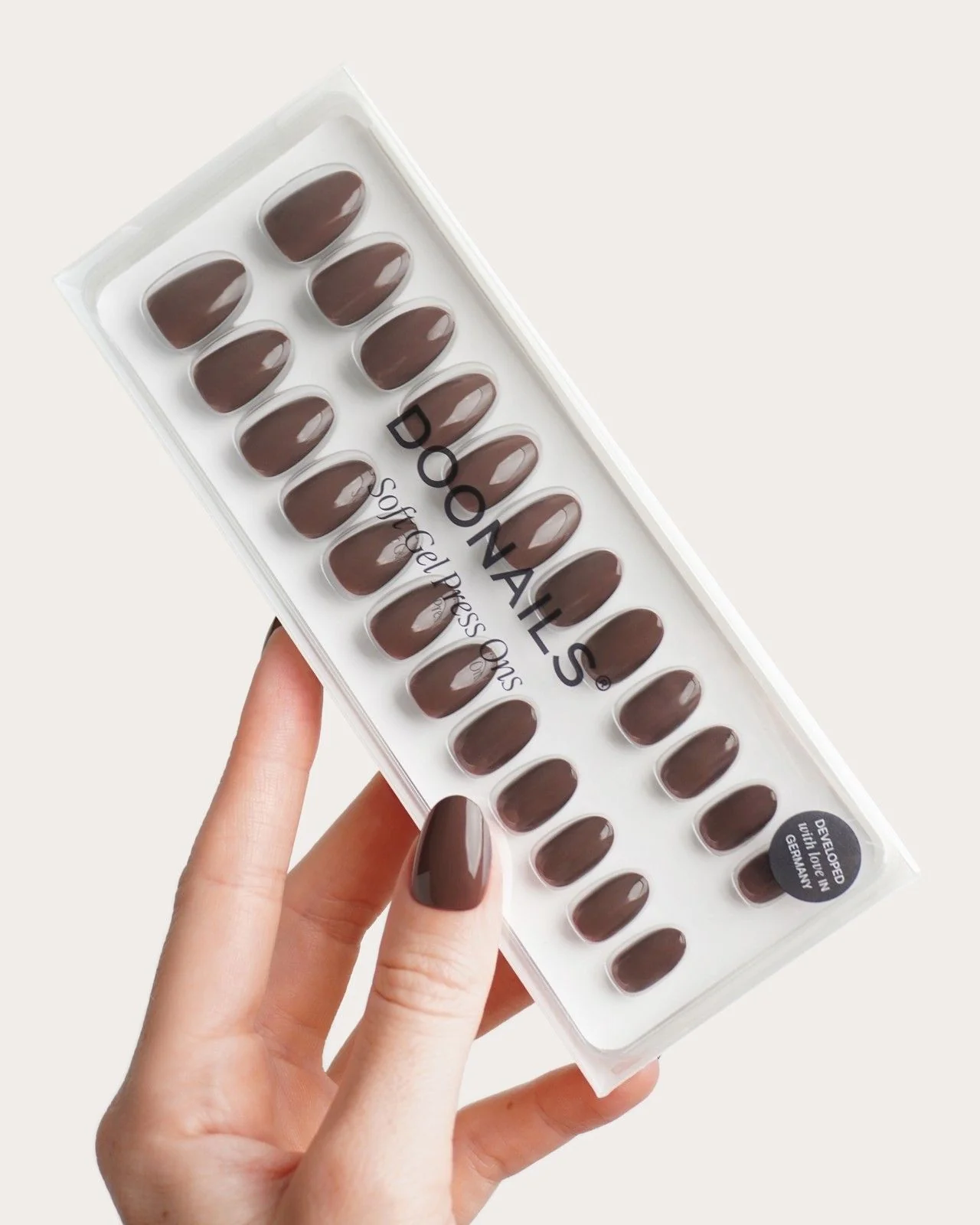 Café Noir Corte Rotonde Press Ons in Soft Gel - Image 3