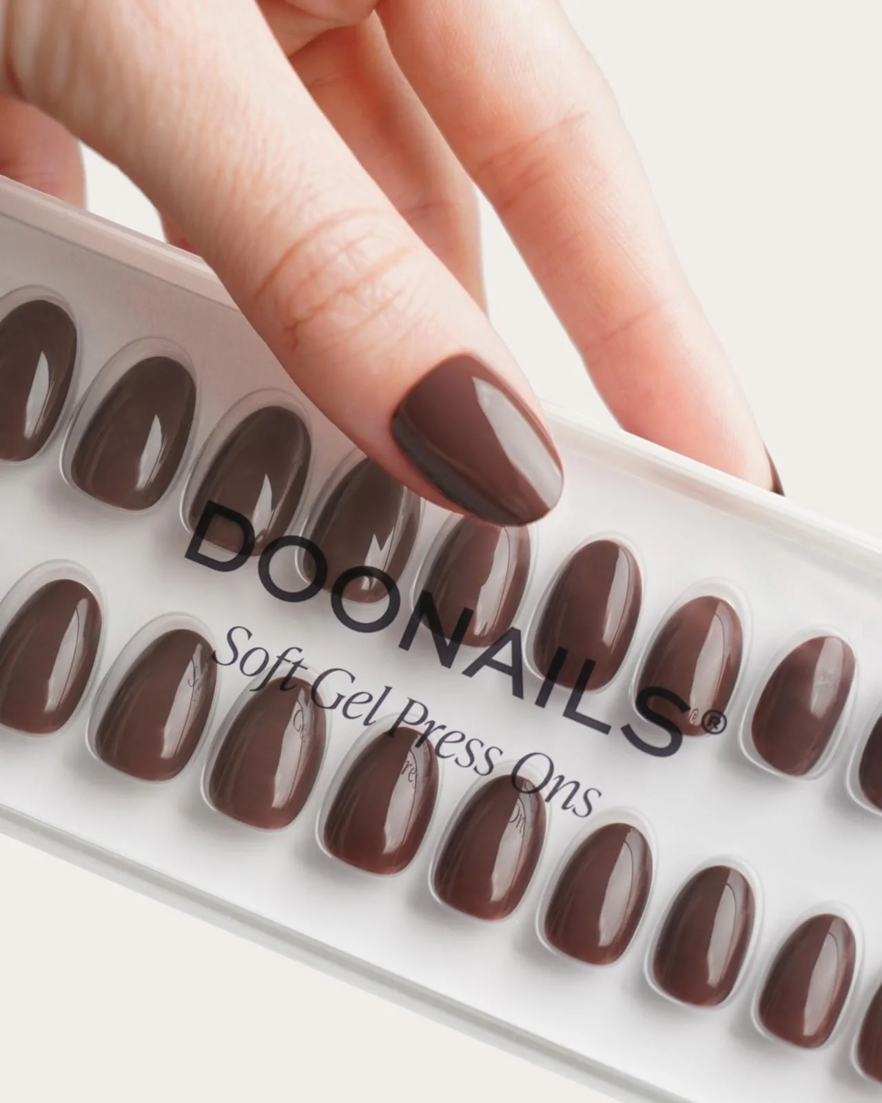 Café Noir Corte Rotonde Press Ons in Soft Gel - Image 5