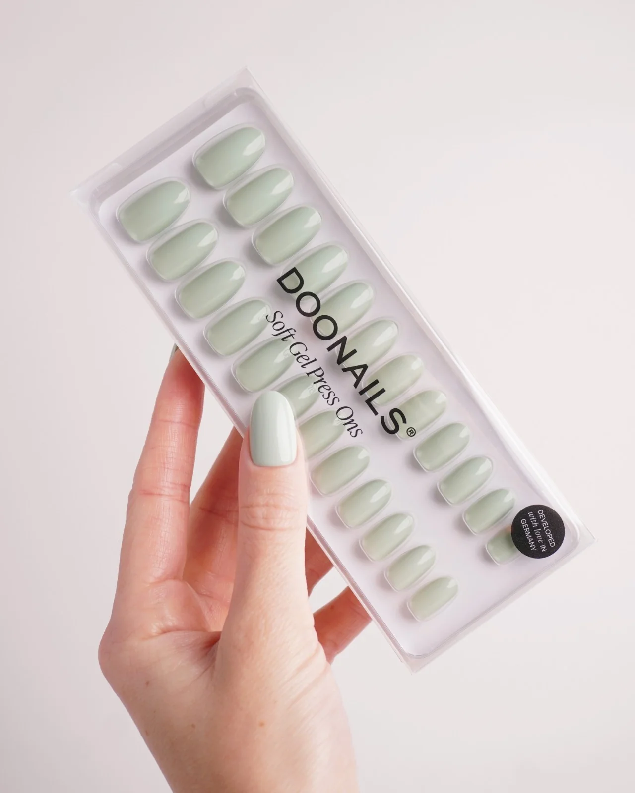 Cute Cucumber Medie Rotonde Press Ons in Soft Gel - Image 4