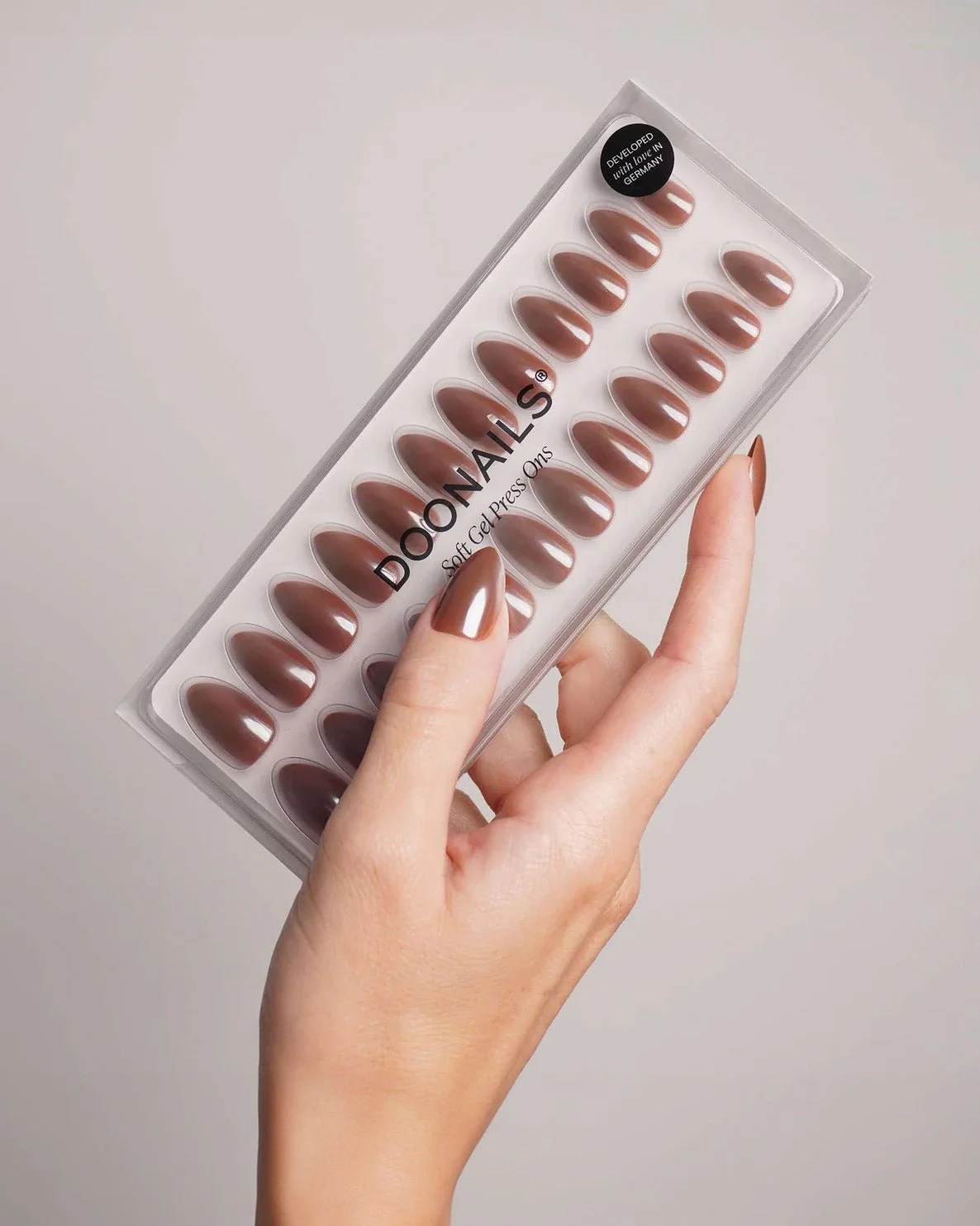 Glazed Chocolate Corte Mandorla Press Ons in Soft Gel - Image 4
