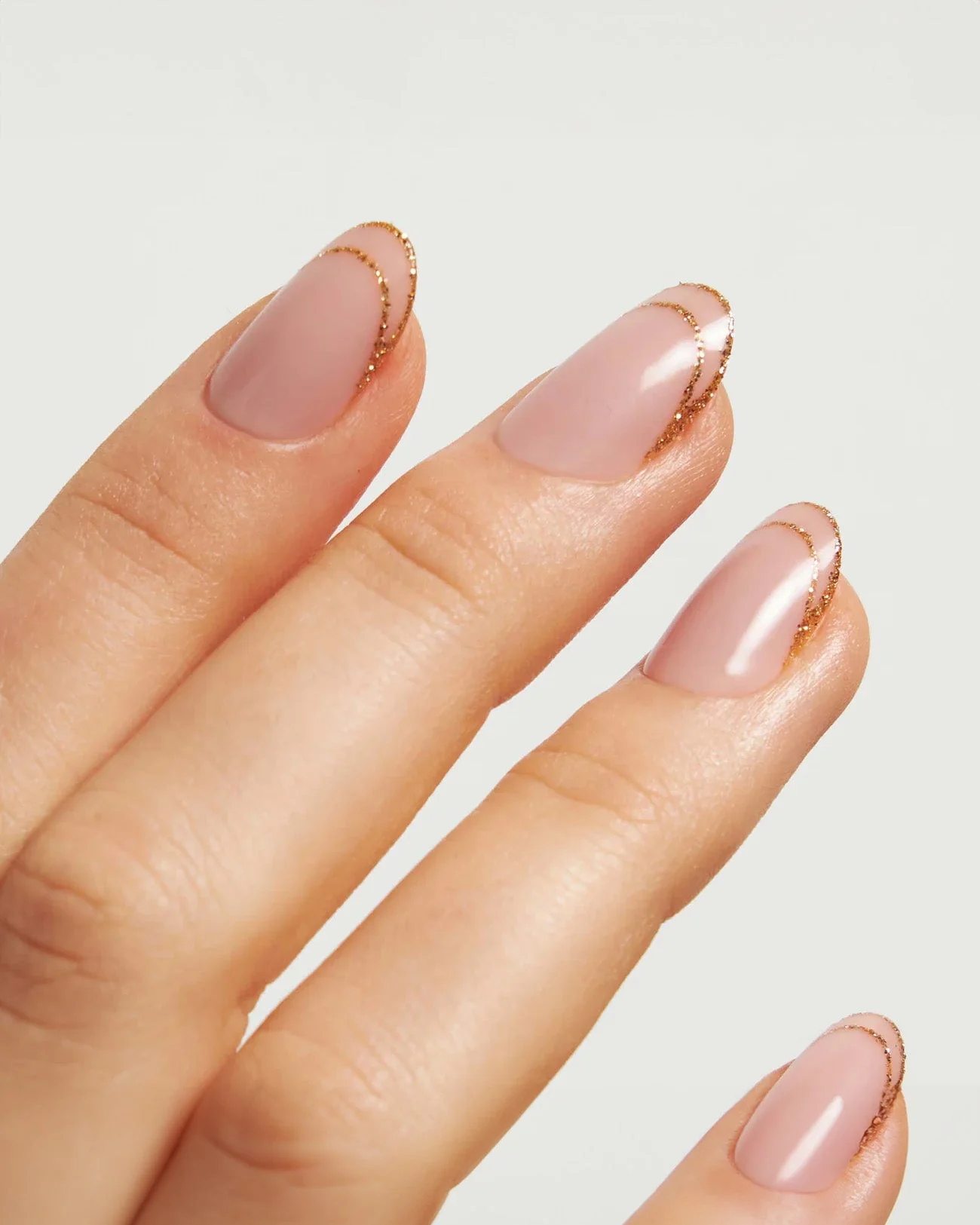 Golden French Medie Rotonde Press Ons in Soft Gel - Image 2