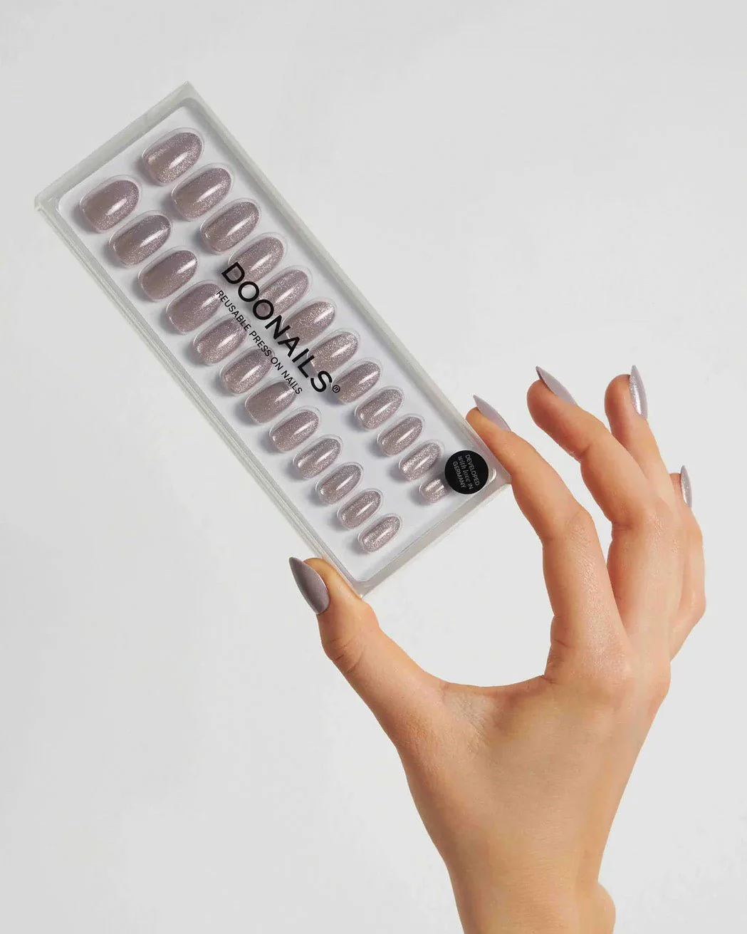 Grey Cat Eye Medie Rotonde Press Ons in Soft Gel - Image 4