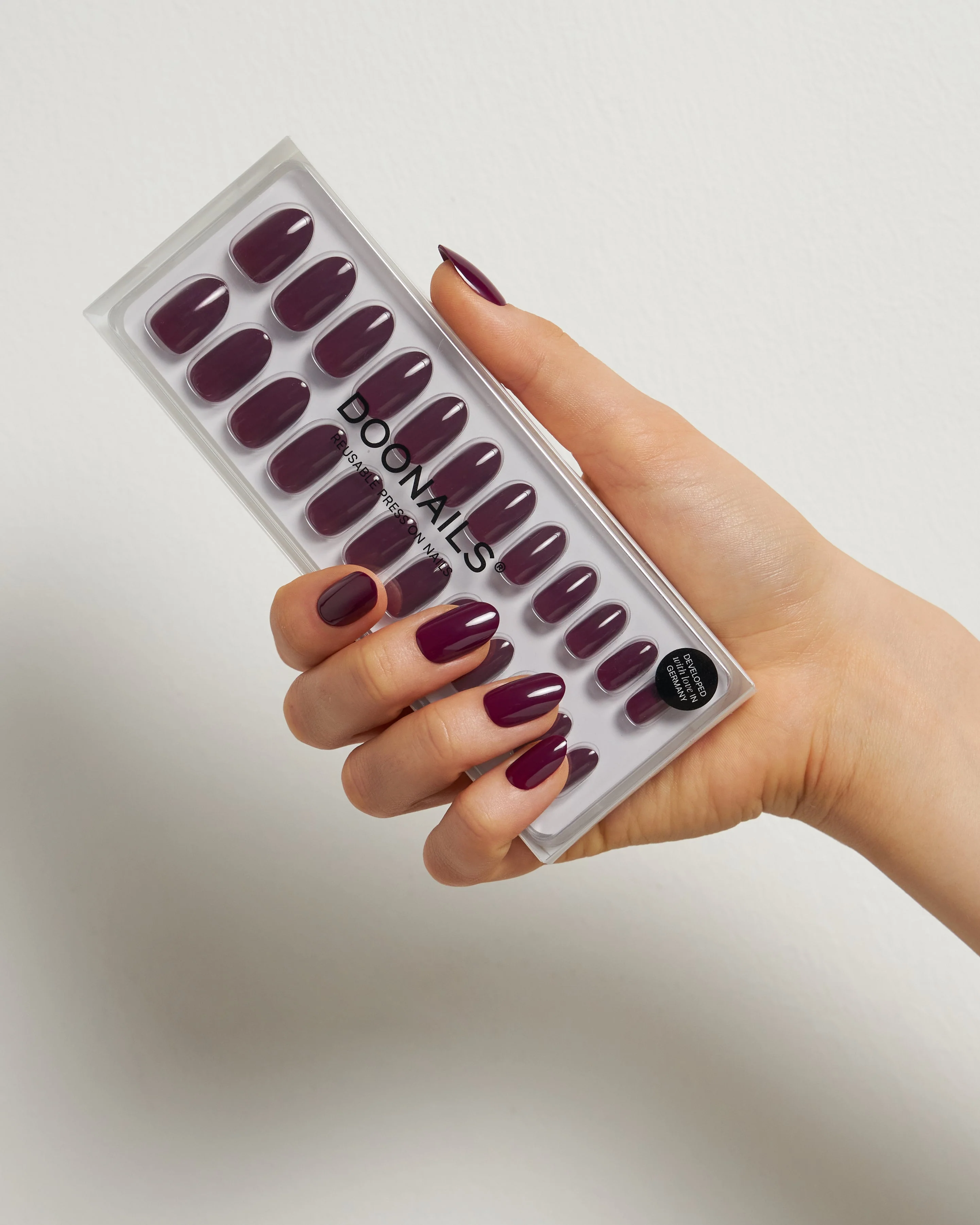 Into You Medie Rotonde Press Ons in Soft Gel - Image 4