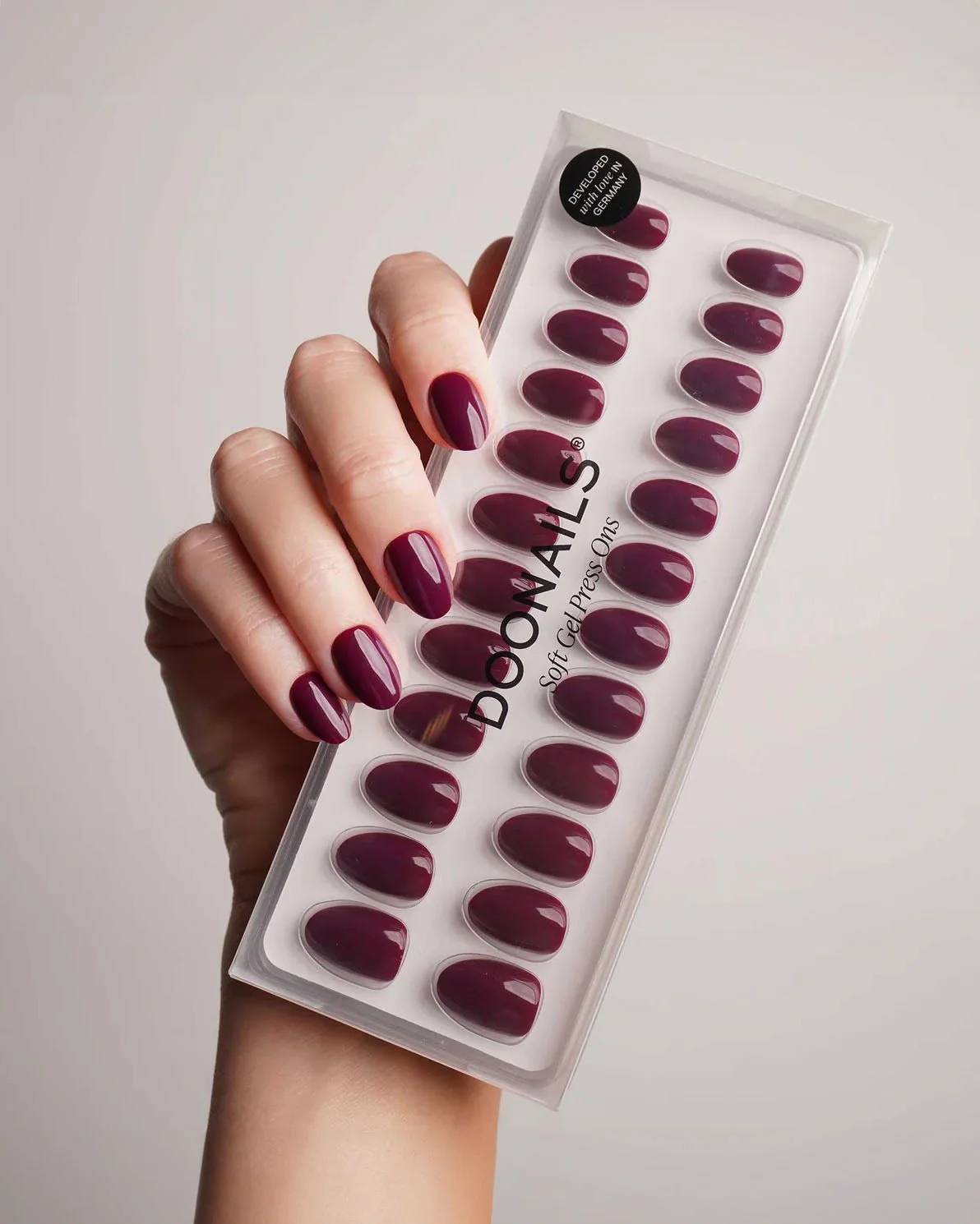 Into You Corte Rotonde Press Ons in Soft Gel - Image 4