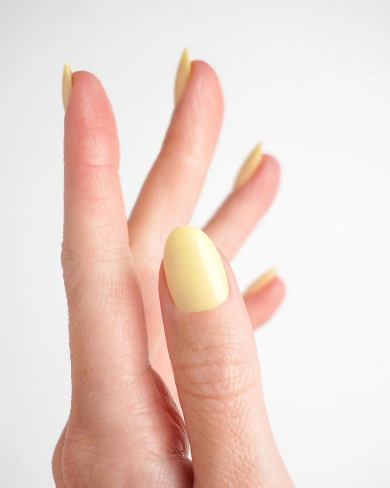 Lemon Sorbet Corte Rotonde Press Ons in Soft Gel - Image 4