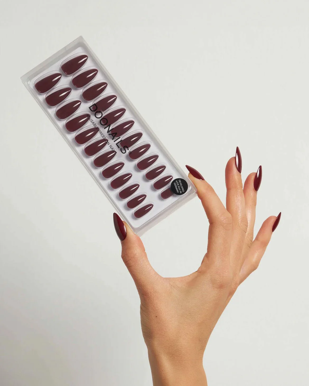 Love Paris Medie Mandorla Press Ons in Soft Gel - Image 4