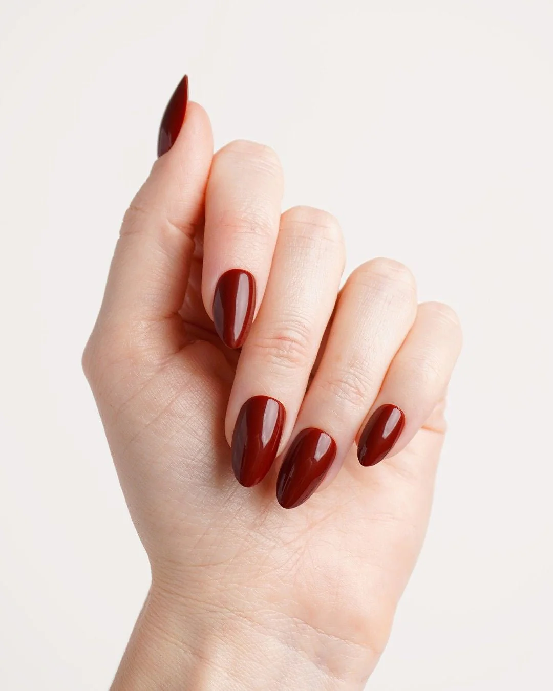 Love Paris Corte Mandorla Press Ons in Soft Gel - Image 3