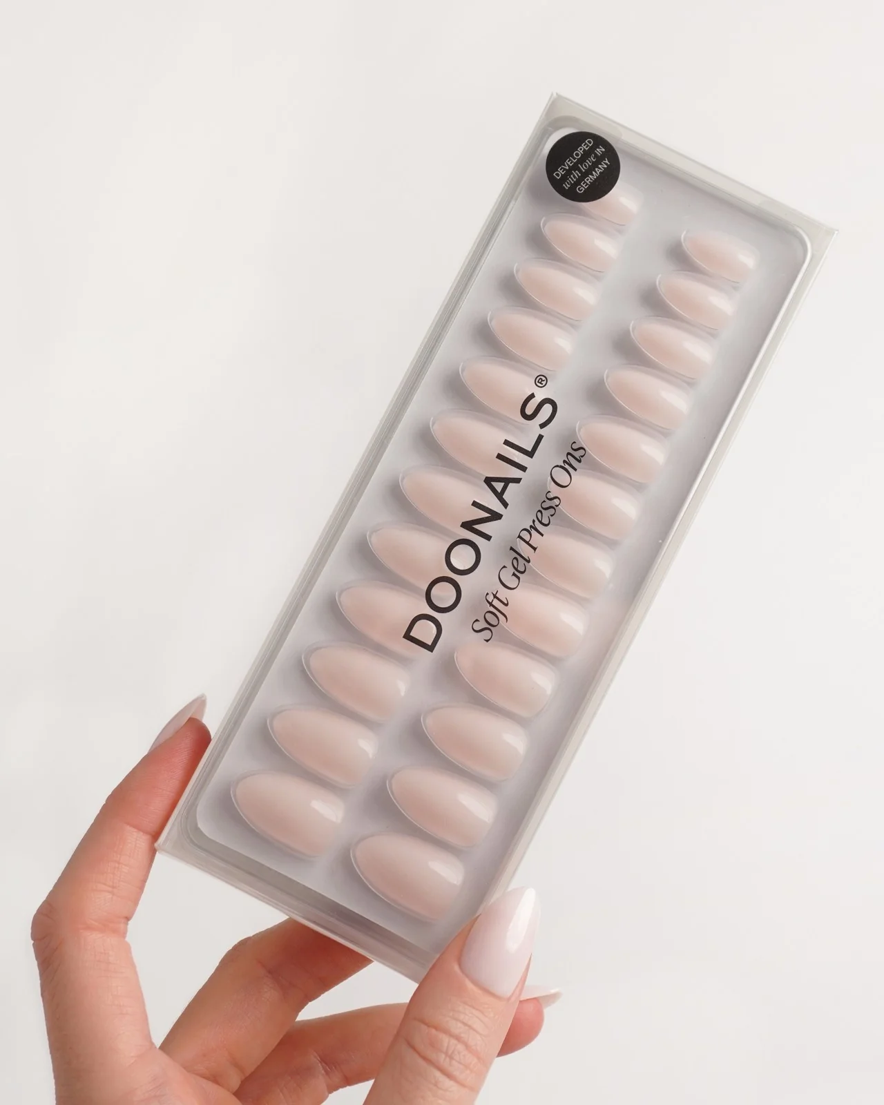 Pillow Talk Corte Mandorla Press Ons in Soft Gel - Image 4