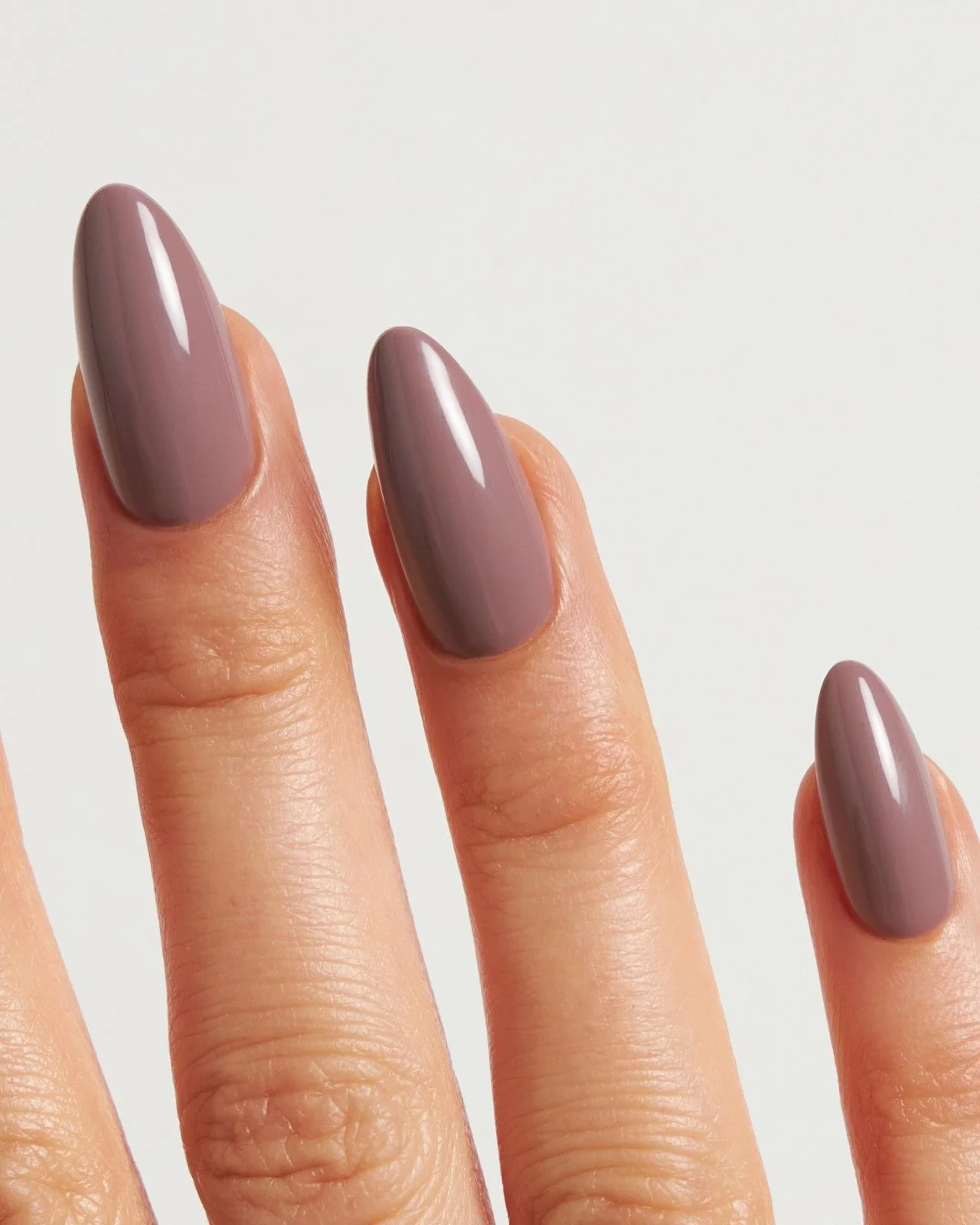 Silent Night Mauve Medie Mandorla Press Ons in Soft Gel - Image 2
