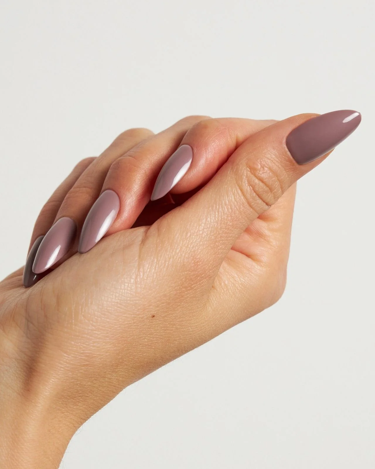 Silent Night Mauve Medie Mandorla Press Ons in Soft Gel - Image 4