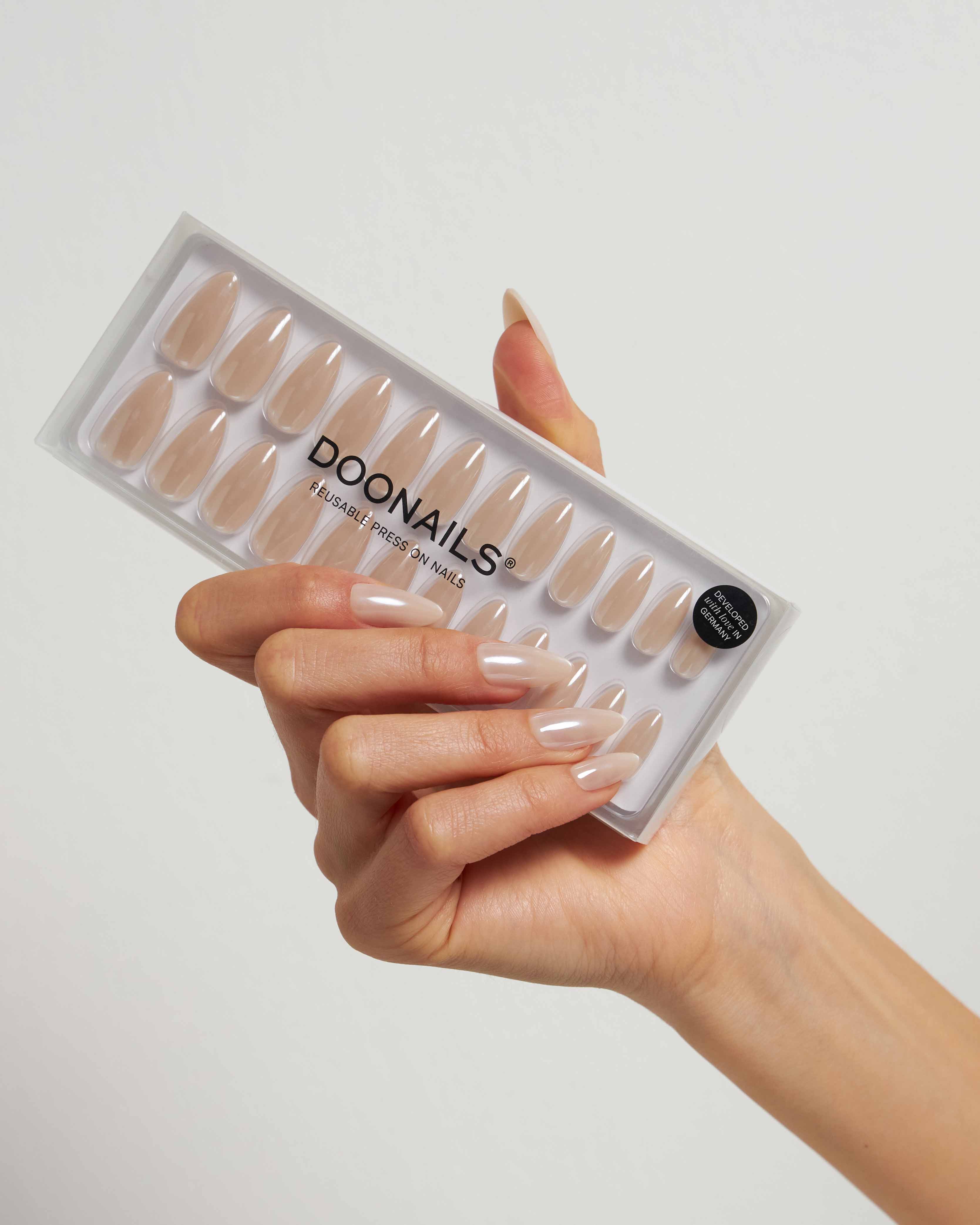 Toffee Medie Mandorla Press Ons in Soft Gel - Image 4