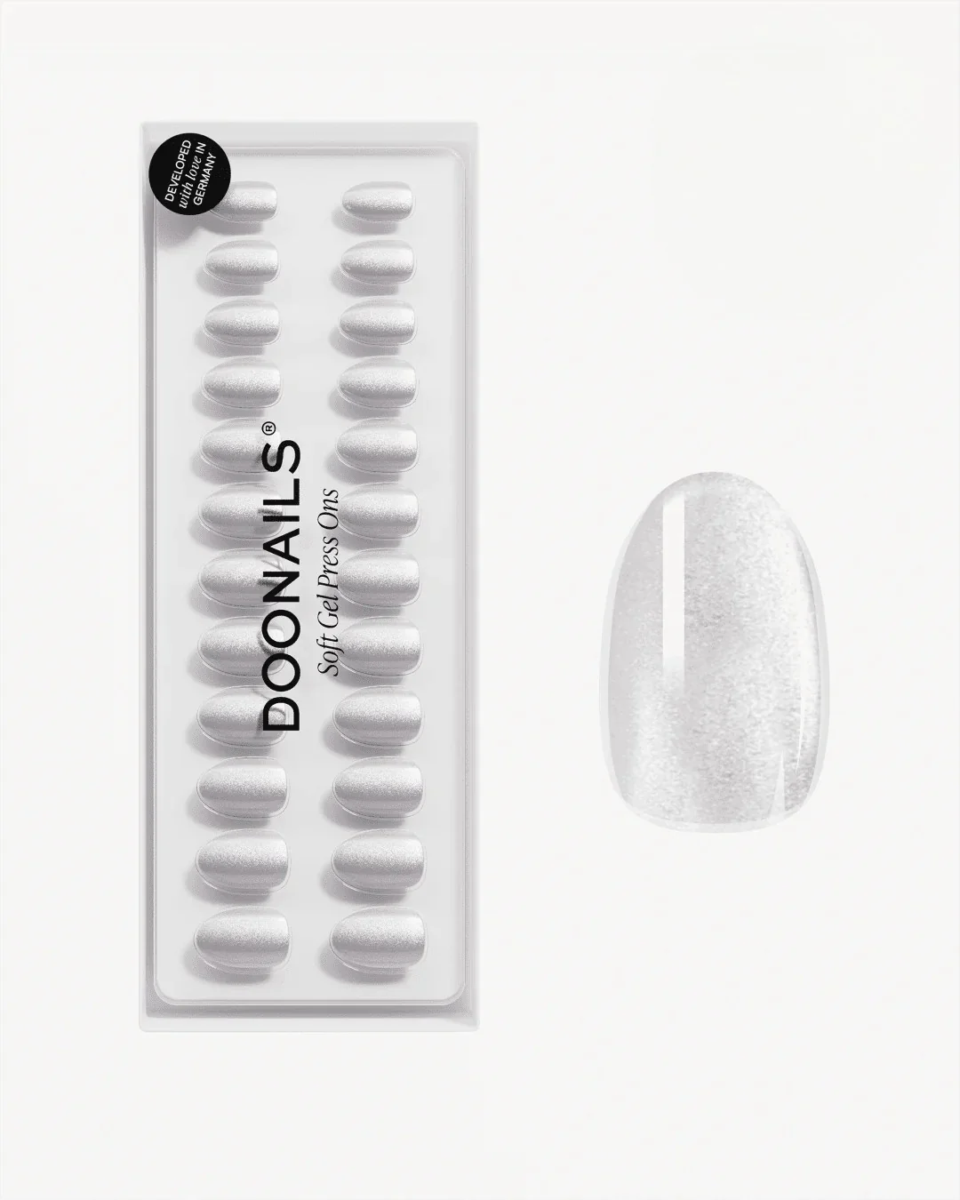 White Cat Eye Corte Rotonde Press Ons in Soft Gel