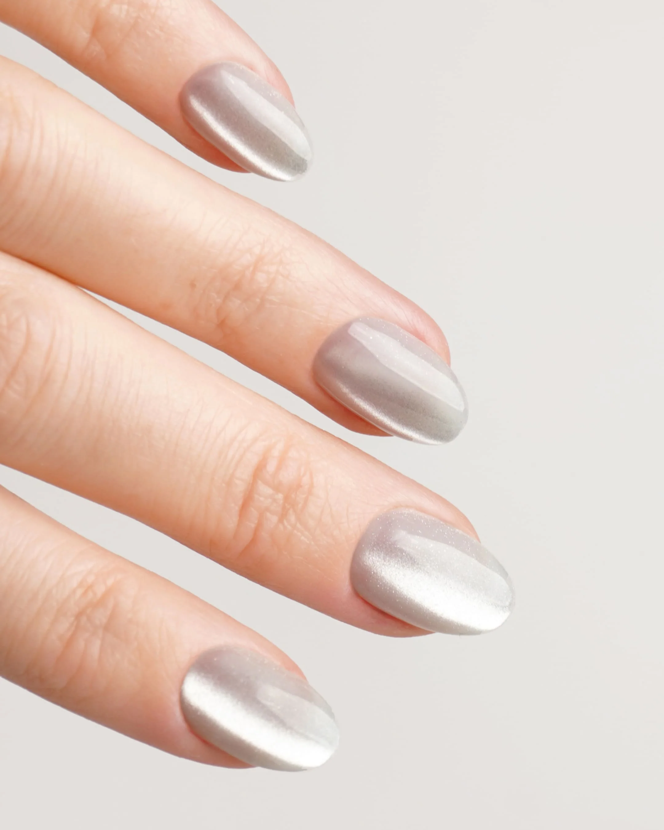 White Cat Eye Corte Rotonde Press Ons in Soft Gel - Image 2
