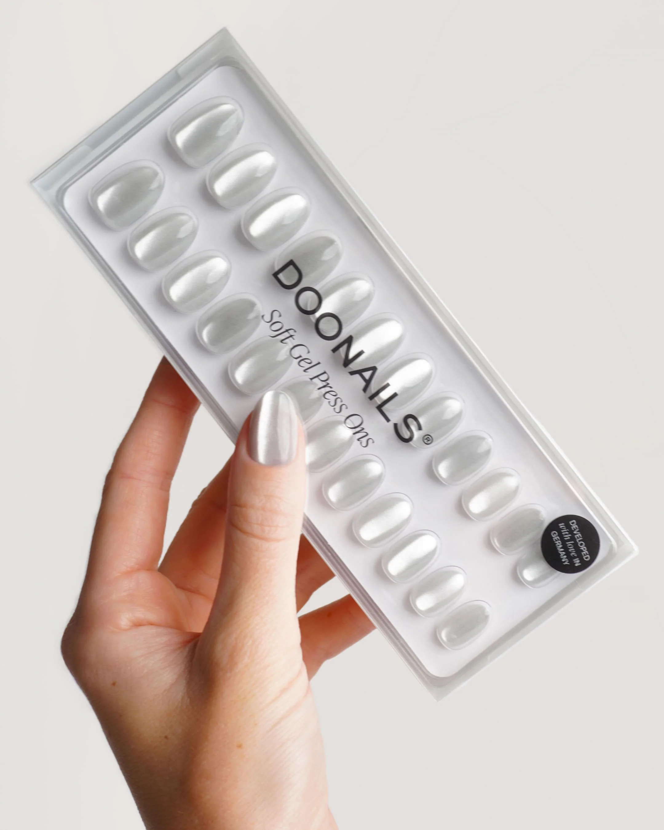 White Cat Eye Corte Rotonde Press Ons in Soft Gel - Image 4